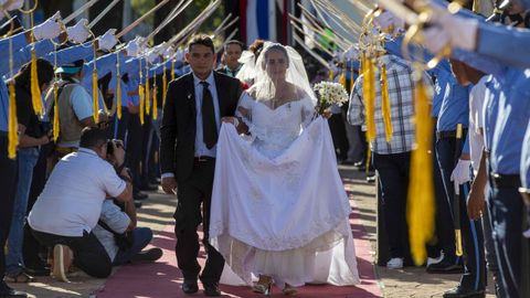 Una pareja de reci�n casados en Managua (Nicaragua) el D�a de San Valent�n