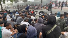Un numeroso grupo de migrantes concentrados este mi�rcoles en la zona de Loma Colmenar, en Ceuta.