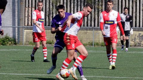 Concheiro, controlando el bal�n delante de un rival en el partido de la jornada 27 de la �ltima Liga frente al Atl�tico Coru�a Monta�eros.