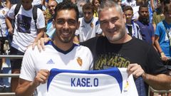 Kase.O sorprendi� a Borja iglesias en su presentaci�n con el Zaragoza en el a�o 2017.