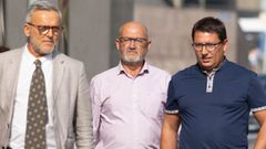 El exdiputado del PSOE Juan Bernardo Fuentes Curbelo, alias Tito Berni (centro), a su llegada al Juzgado de Instrucci�n N�mero 4 de Santa Cruz de Tenerife.