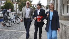 La concejala socialista Marta Abal, acompa�ada por el candidato del partido en Santiago, Pedro Blanco, y por el portavoz en Raxoi, Sindo Guinarte