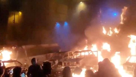 Los manifestantes se re&uacute;nen mientras se queman veh&iacute;culos, en medio de crecientes disturbios antigubernamentales, en Teher&aacute;n, Ir&aacute;n, en esta captura de pantalla obtenida de un video de redes sociales publicado el 9 de enero.