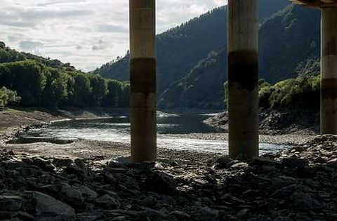 El descenso del caudal es especialmente patente a la altura del puente de Augas Mestas. 