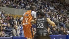 Ily Diop, con el bal�n,�se mide a Barrueta en un lance de juego del �ltimo derbi.