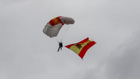 Desfile del Dia de la Fiesta Nacional: Homenaje a la bandera