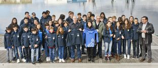 Foto de familia de los regatistas y representantes de la Diputaci�n, Federaci�n y Concello ayer en el CGV. 