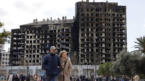 Imagen del edificio calcinado en el barrio de Campanar, en Valencia.