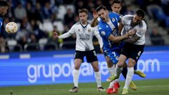 Lucas P�rez cae rodeado de rivales en el partido contra el M�rida