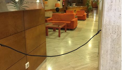 Zona com�n del NH Principado, acordonada