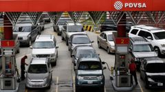 Colas de hasta tres horas. Ese es el tiempo que hay que esperar en las gasolineras que todav�a est�n en servicio