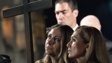 Irina y Albina, de Rusia y Ucrania, colocando la Cruz durante el Va Crucis del Papa Francisco, el Viernes Santo, en el Vaticano.