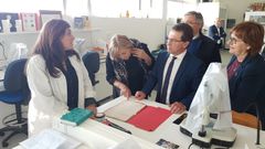 La alcaldesa de Avils, Mariv Montesern, y el consejero de Educacin y Cultura, Genaro Alonso, durante la visita a las aulas, talleres y laboratorios de la especialidad de Conservacin y Restauracin de Bienes Culturales en la Escuela Superior de Arte del Principado de Asturias