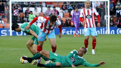 Jorge Goz�lez sufre la presi�n de dos rivales en el derbi entre Lugo y Racing en el �ngel Carro