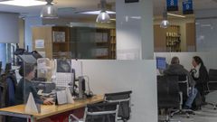 Los tr&aacute;mites digitales, en la foto el registro de la Xunta, en San Caetano, suponen un problema para algunos ciudadanos