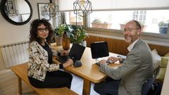 Rosa y Miguel, en su casa en Vigo. 