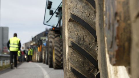 Una treintena de tractores circulan lentamente por la travesa de Pedrafita do Cebreiro en la N-VI