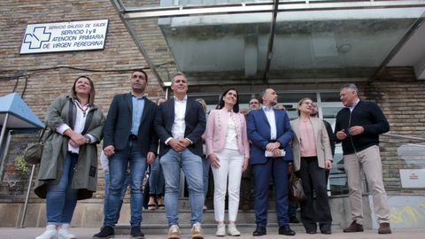 El conselleiro de Sanidade, Julio García Comesaña, con Paula Prado y portavoces y alcaldes del PP de la provincia de Pontevedra, ante el centro de salud Virxe Peregrina