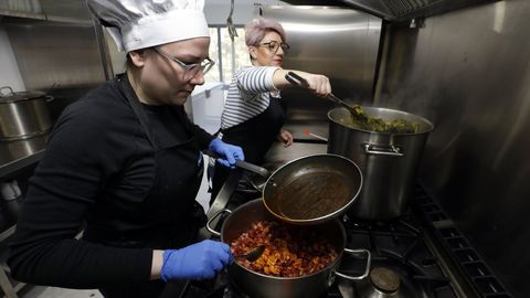 Clara Pardio, en primer plano, en imagen de archivo en la cocina del cterin de comida casera Como na Casa