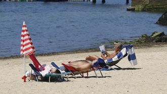 Leer en la playa es una pr�ctica habitual.