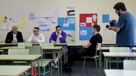Lucas Prez, Ivn y Marcos (de izquierda a derecha), durante la elaboracin del reportaje en su antigua clase del instituto