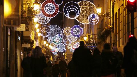 LUCES DE NAVIDAD EN OURENSE.En la ciudad, el alumbrado navideo se encendi la noche antes del puente de la Constitucin