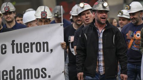 Trabajadores de la empresa TYC Narcea manifest�ndose ante el riesgo de que se produzcan despidos.