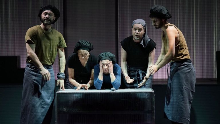 Escena da montaxe de Sarabela Teatro �O drag�n de ouro�