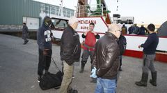 Los tripulantes del Pico da Lebre fueron rescatados por el arrastrero Menda�a, que los traslad� al puerto de Burela
