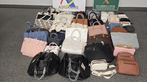 De escaparate. 32.250 bolsos fueron encontrados en el primer contenedor inspeccionado. Son los nicos tasados por ahora, y el valor asciende a 21 millones de euros. Los bolsos restantes, casi el doble, se estima que tienen un valor similar. El total alcanza los 40 millones de euros, y solo en tres contendores. 