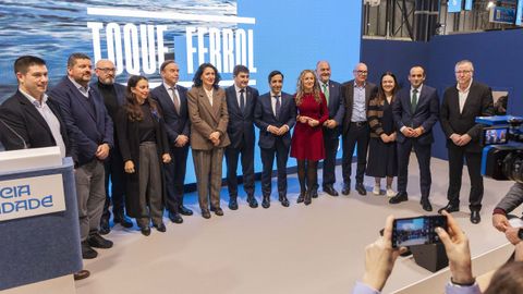 Foto de familia de la delegaci&oacute;n ferrolana y autoridades al t&eacute;rmino de la presentaci&oacute;n de la campa&ntilde;a &laquo;Toque Ferrol&raquo; en Fitur.