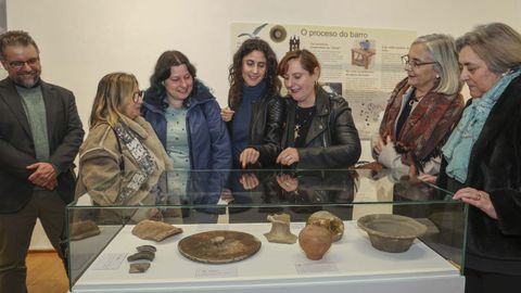 Produto de gran calidade. Louza de Bamio, exposicin que abriu no claustro alto de Bonaval e poder visitarse ata o da 2, amosa como dos obradoiros da parroquia vilagarci de San Xins de Bamio saan pezas de gran calidade, un produto equiparable ao das oleras de Gundivs e Buo.