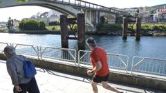 El puente del tren cruzaba el Lrez apoyado en las estructuras metlicas que siguen en el ro.