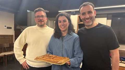Laura Cervi�o, de Cruz Roja, con los cocineros Pablo Pizarro (izquierda) y Gorka Rodr�guez, este martes en A Pulpeira de Melide