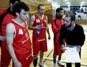 Alberto G�mez da instrucciones en un tiempo muerto en un partido en Chantada.