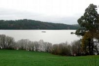Un a�o justo diferencia las dos im�genes del embalse.