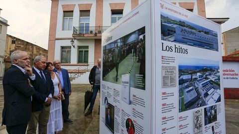 Los 17 paneles que forman la exposición están instalados junto a la sede del Ayuntamiento de Monforte