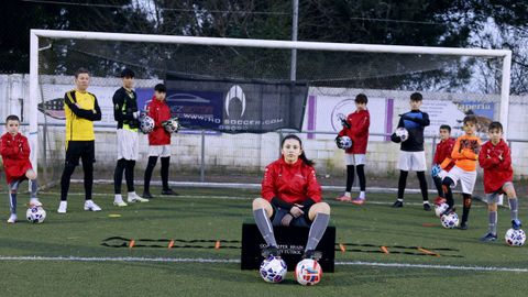 Alumnos de la academia Goalkeeper junto a su responsable, Juan Abalo