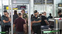 Imagen de un control de pasajeros de la Guardia Civil en el aeropuerto de El Prat