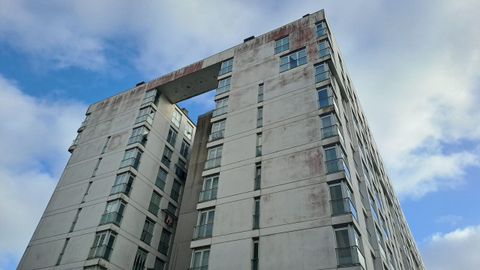 Estado en el que se encuentran varios de los pisos afectados por las humedades en los n�meros 15, 17, 19, y 21 de la calle Ribeira Sacra en Novo Mesoiro