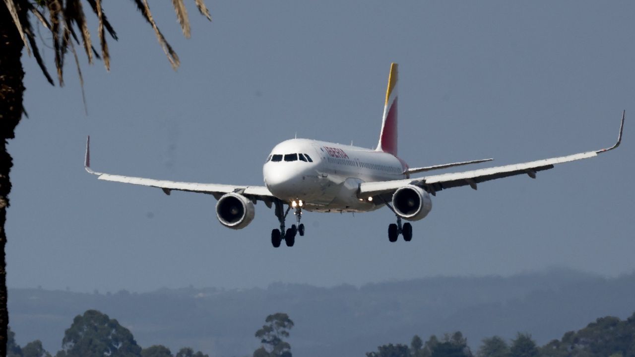 Un incidente médico con un bebé retrasa un vuelo de Iberia entre Madrid y A Coruña