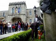 El Concello noi�s recuerda cada mes de mayo a Ant�n Avil�s con una ofrenda.