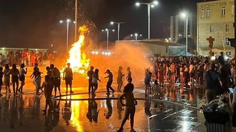 Noche de San Xon en la plaza de O Berbs, en Vigo