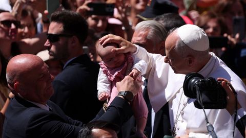 El papa bendice a un beb� en Montserrat.