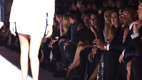 Kim Kardashian y Julianne Moore siguiendo el desfile. 