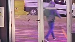 Imagen de las c�maras de seguridad de la tienda con el ladr�n saliendo del local