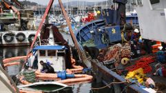 Izado del barco hundido en Combarro