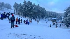 La nieve anim a muchos visitantes a acudir a la estacin de Manzaneda