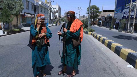 Talibanes patrullando las calles de Kabul