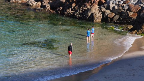 En la ciudad herculina, las playas se llenaron de gente. Hubo quien no se resisti� a mojar los pies